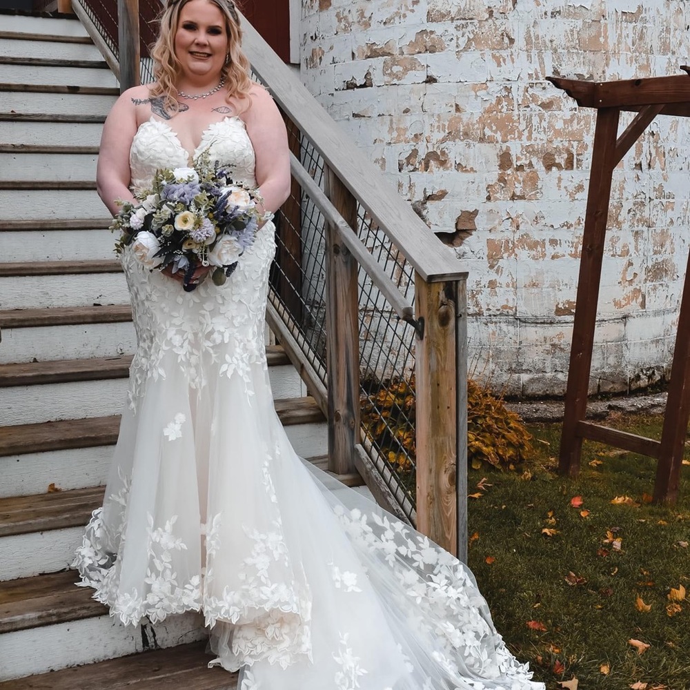 Gorgeous ivory wedding dress, size 20! Paid over $800 for it asking $400.